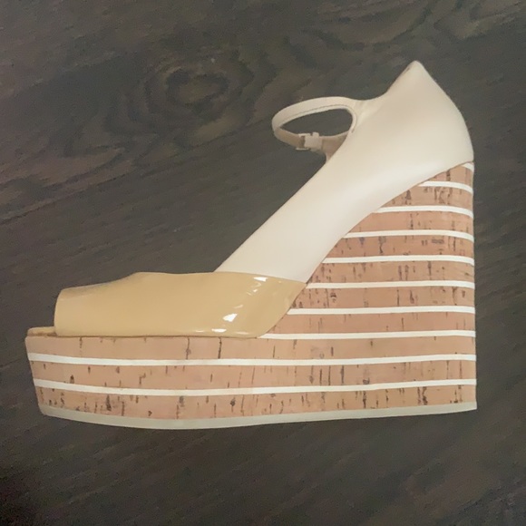 Gucci beige patent leather platform sandals - Picture 2 of 5